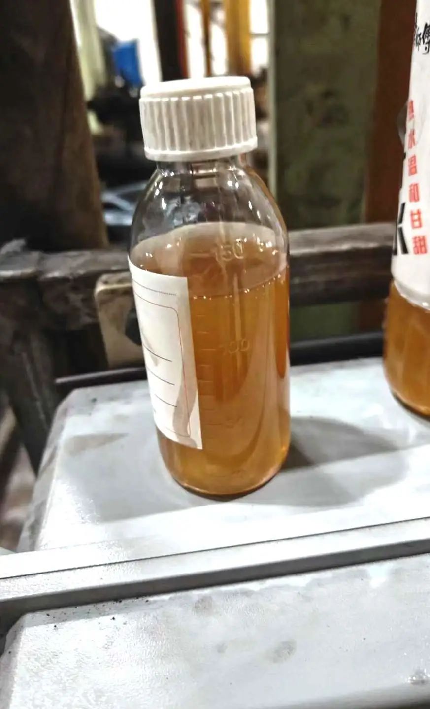 46號液壓油進(jìn)行取樣