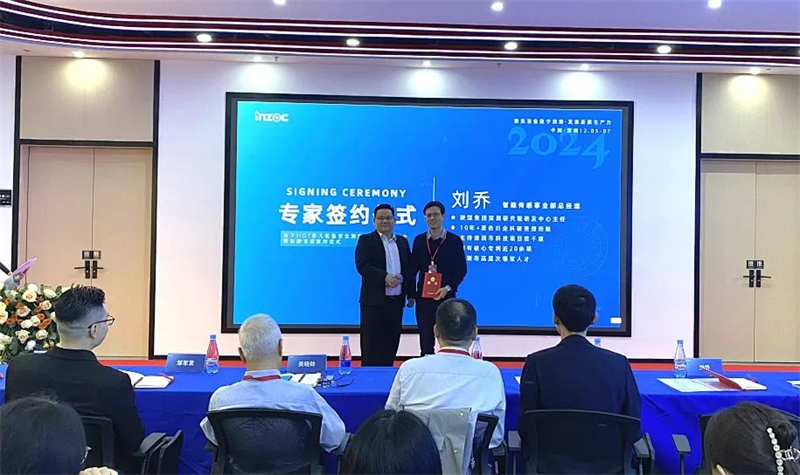 深圳陜煤高新技術(shù)研究院的研發(fā)中 心——?jiǎng)?/></p><p> ▲副總經(jīng)理袁鷹為劉部長(zhǎng)頒發(fā)聘書(shū)</p><p> 劉部長(zhǎng)有著10年以上的日企科研管理經(jīng)驗(yàn),主持多項(xiàng)深圳科技項(xiàng)目,獲20余項(xiàng)核心專(zhuān) 利,是深圳市高層次領(lǐng)軍人才。</p><p> 他在智能化技術(shù)及應(yīng)用領(lǐng)域擁有深厚的專(zhuān) 業(yè)背景和豐富的實(shí)踐經(jīng)驗(yàn),并主 導(dǎo)了多個(gè)重大智能化項(xiàng)目的實(shí)施。</p><p> 此外,劉部長(zhǎng)在會(huì)上分享了陜煤研究院在礦山智能化建設(shè)上的項(xiàng)目成果和發(fā)展前景,為企業(yè)的數(shù)字化轉(zhuǎn)型和智能化升級(jí)提供了有力的支持。</p><p> 第四位特邀嘉賓,是來(lái)自中石化北京潤(rùn)滑油公司技術(shù)服務(wù)中 心——李劍鋒主任,不僅肩負(fù)著推動(dòng)智能化進(jìn)程的重任,還積極探索智能化在潤(rùn)滑領(lǐng)域的應(yīng)用。</p><p><img src=